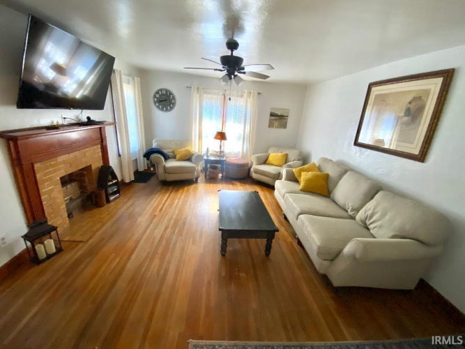 Listing Image 4