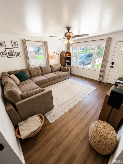Listing Image 4