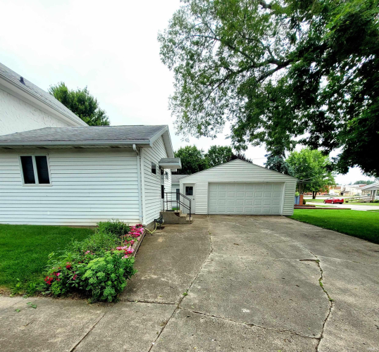 Listing Image 4