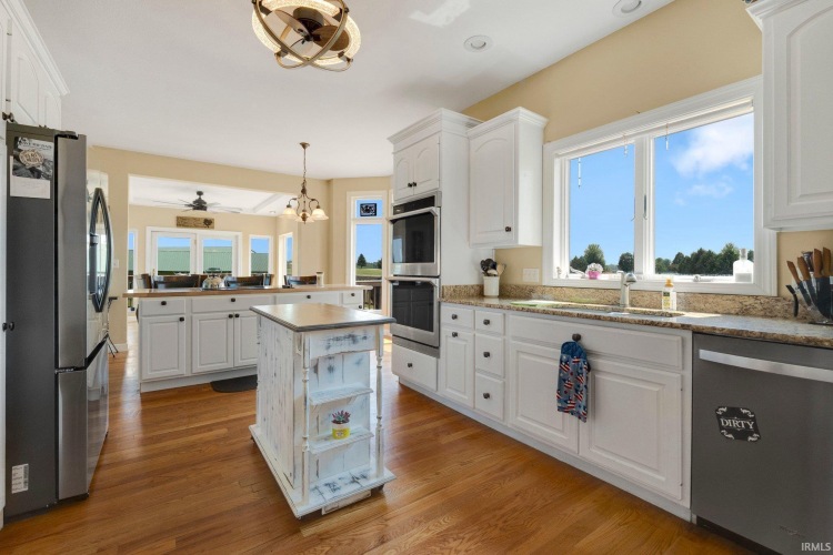 Listing Image 12