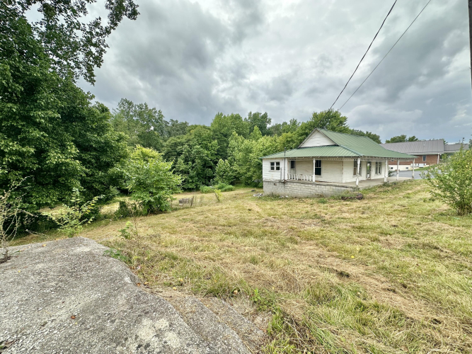 305  Lincoln Avenue Irvine, KY 40336 | MLS 24015793