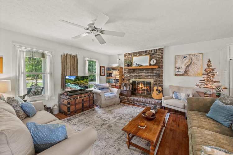 Listing Image 11