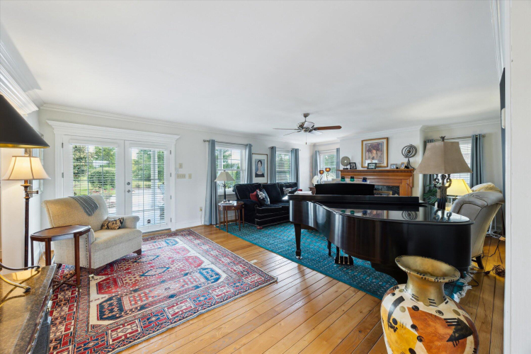Listing Image 6