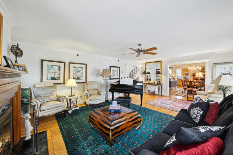 Listing Image 9