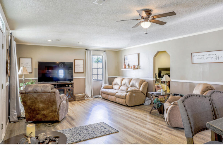 Listing Image 11