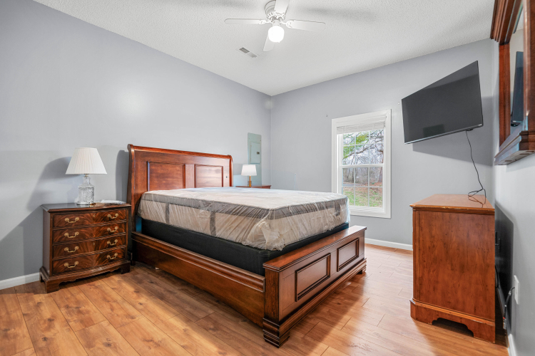 Listing Image 80