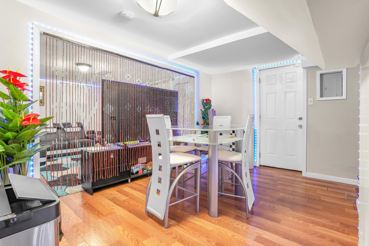 Listing Image 10