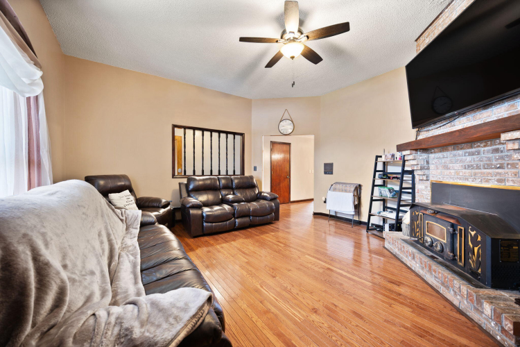 Listing Image 12