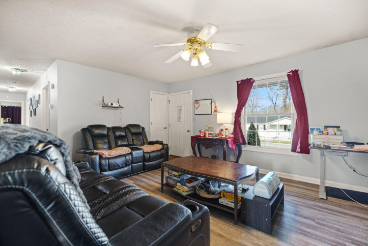 Listing Image 6