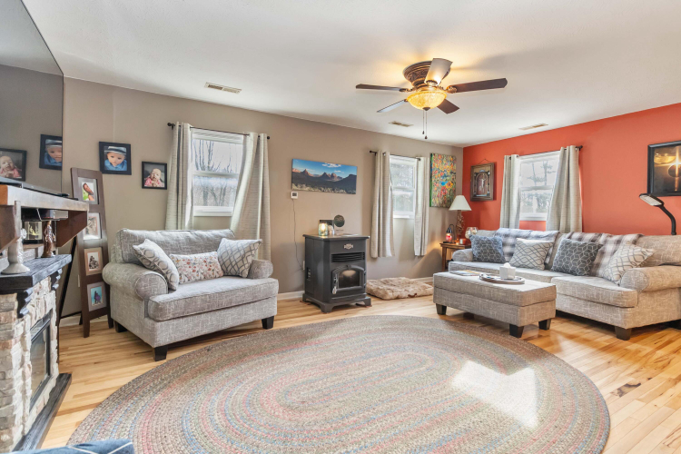 Listing Image 4