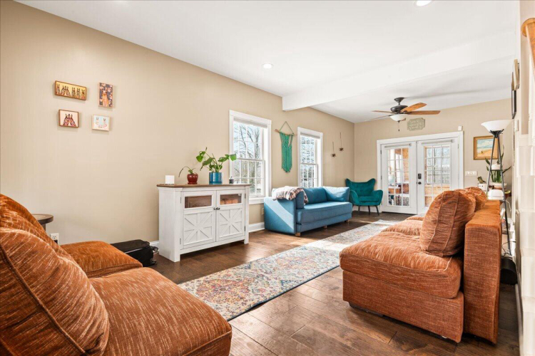 Listing Image 9