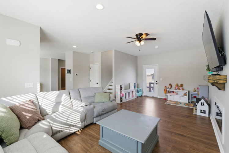 Listing Image 9