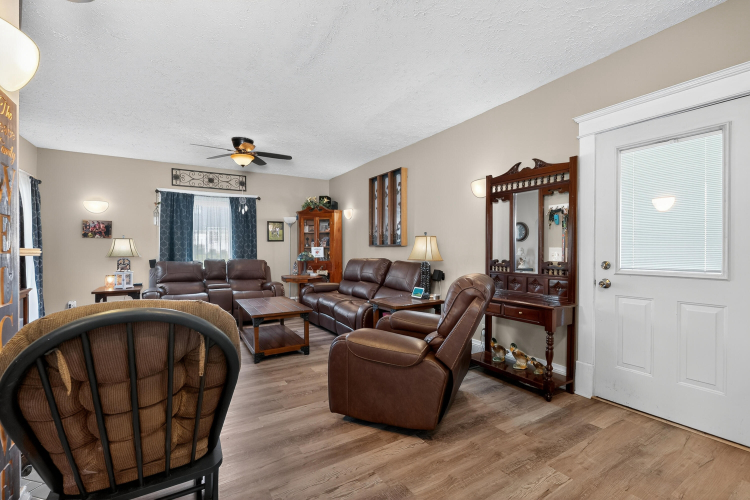 Listing Image 12
