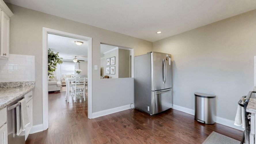 Listing Image 11