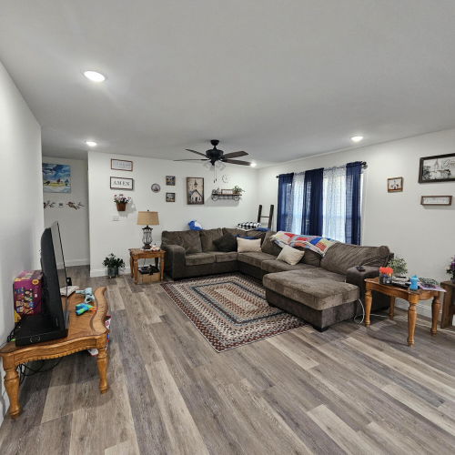Listing Image 4