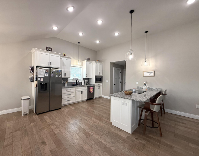 Listing Image 4