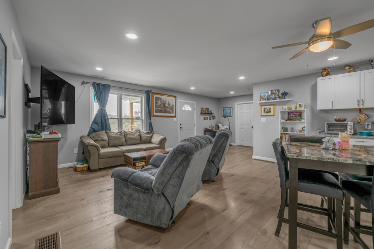 Listing Image 8
