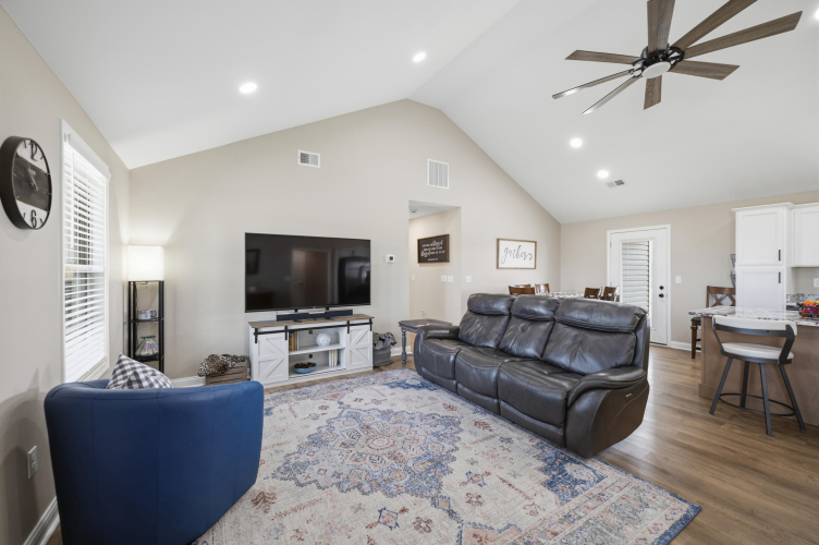 Listing Image 8