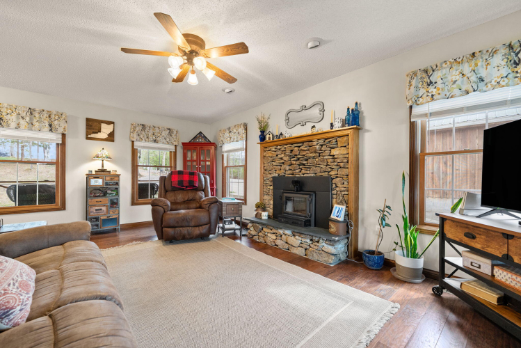 Listing Image 6