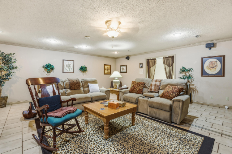 Listing Image 64