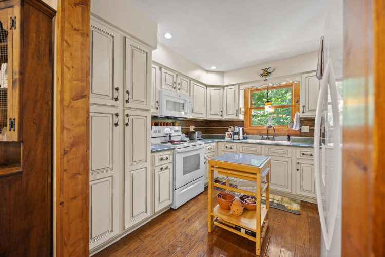 Listing Image 10