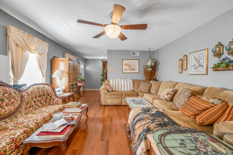 Listing Image 9