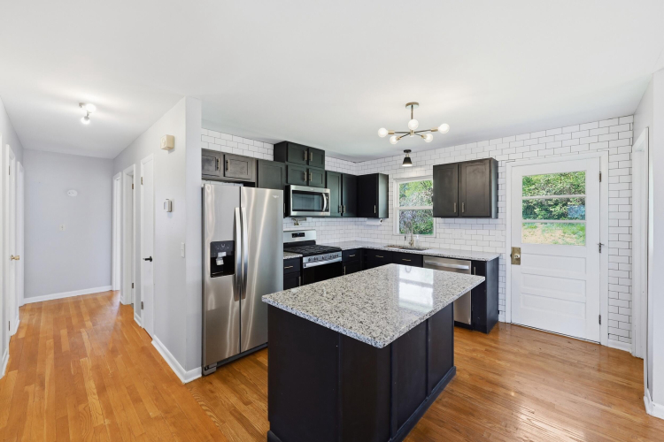 Listing Image 6