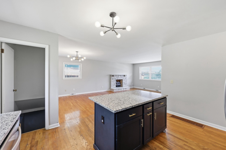 Listing Image 8