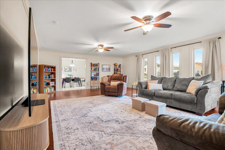 Listing Image 4