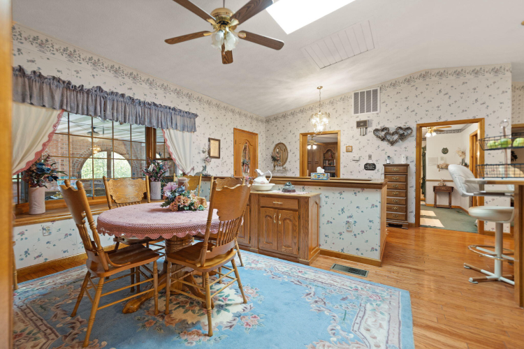 Listing Image 10
