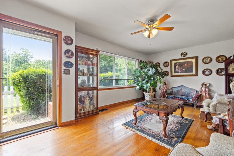 Listing Image 9