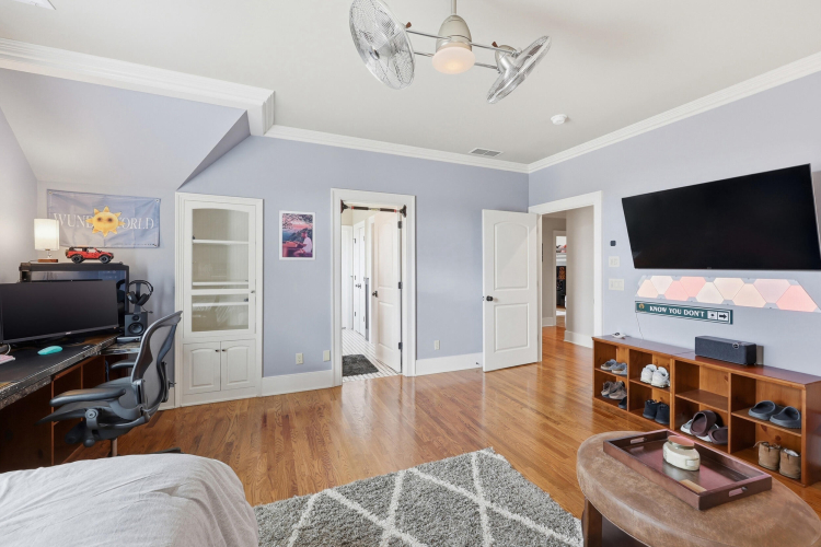 Listing Image 80