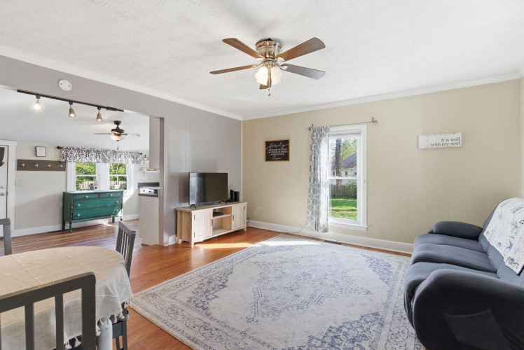 Listing Image 8