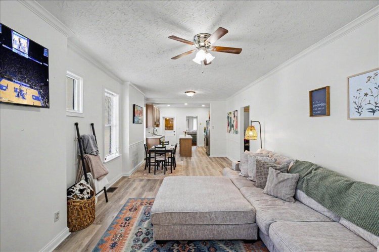 Listing Image 12