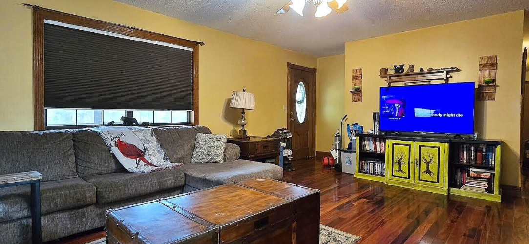 Listing Image 4
