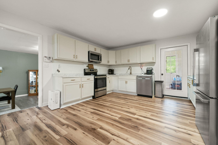 Listing Image 9