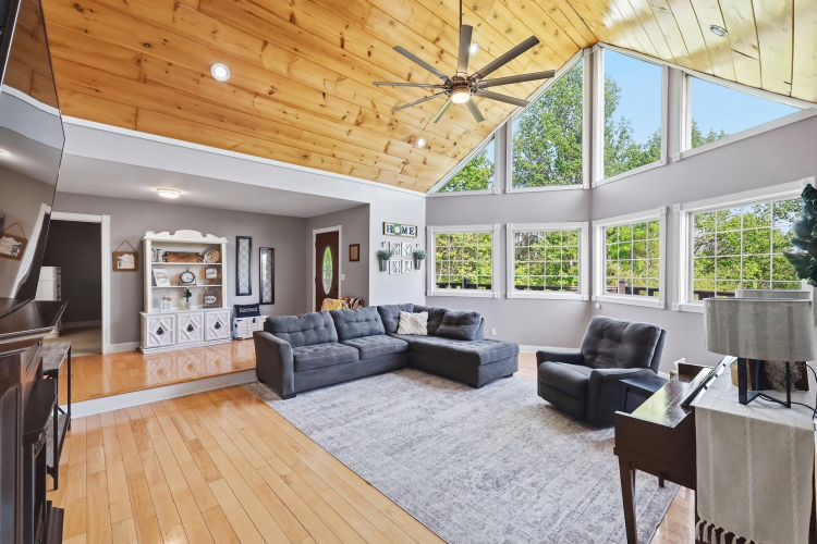 Listing Image 11