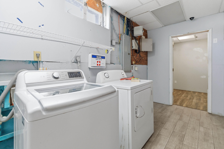 Listing Image 11