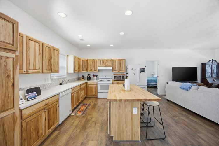 Listing Image 11