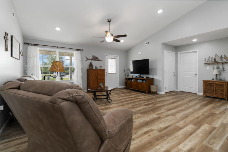 Listing Image 5
