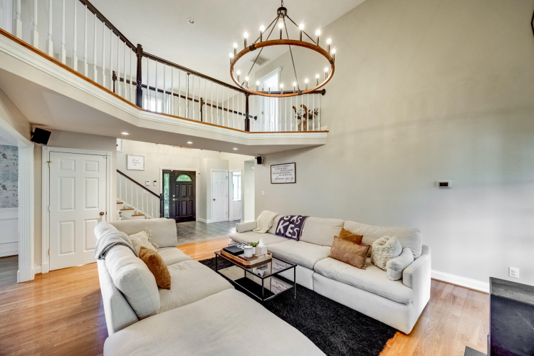 Listing Image 11