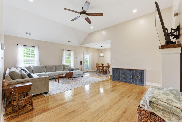 Listing Image 6