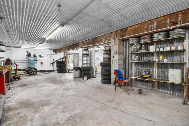 Listing Image 4