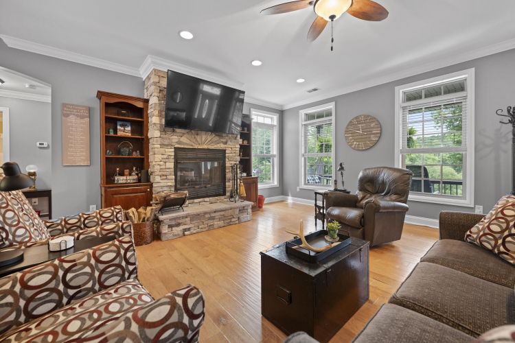 Listing Image 12