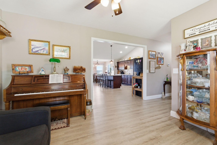 Listing Image 10