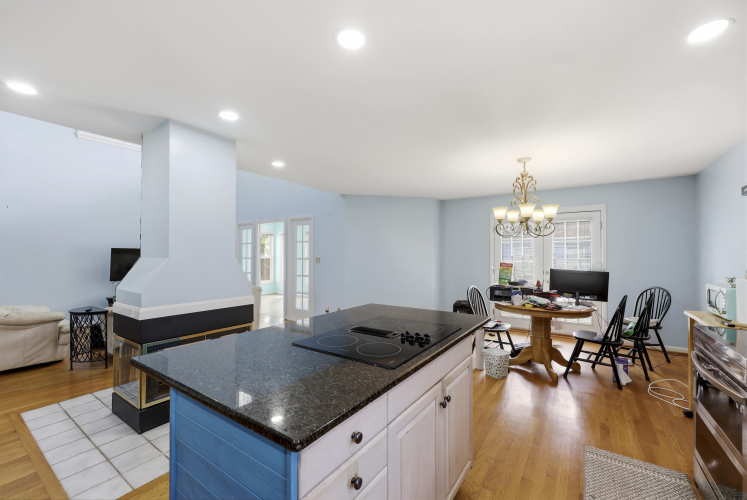 Listing Image 12