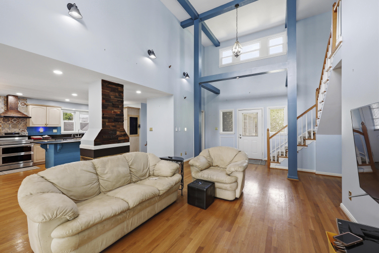 Listing Image 8