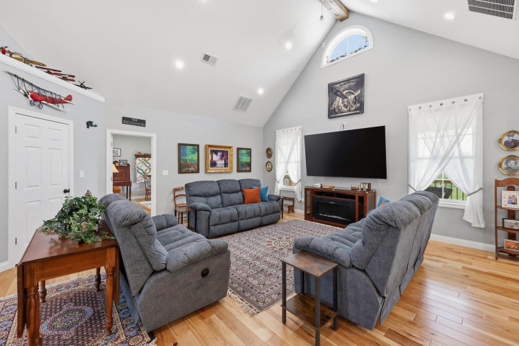 Listing Image 6