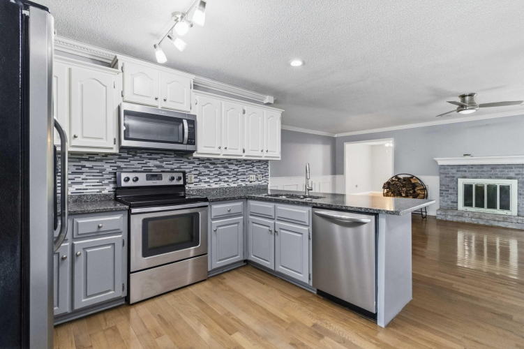 Listing Image 10