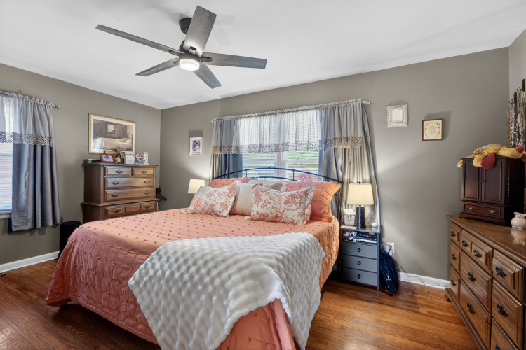 Listing Image 12